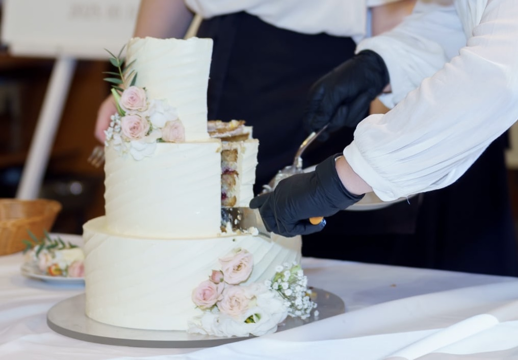 esküvői tortavágás